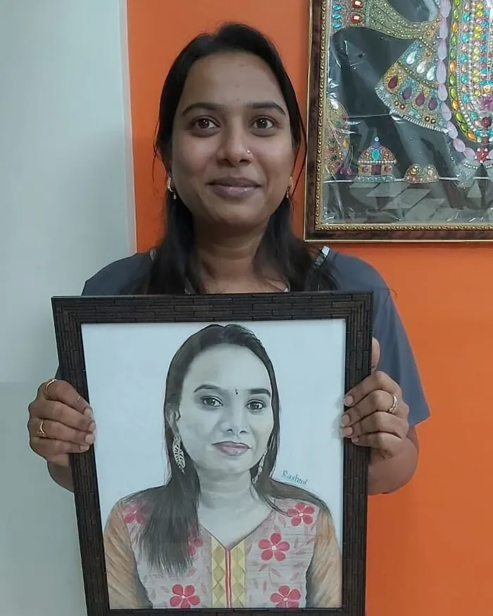 Riya Surana with the pencil portrait from Artshaili