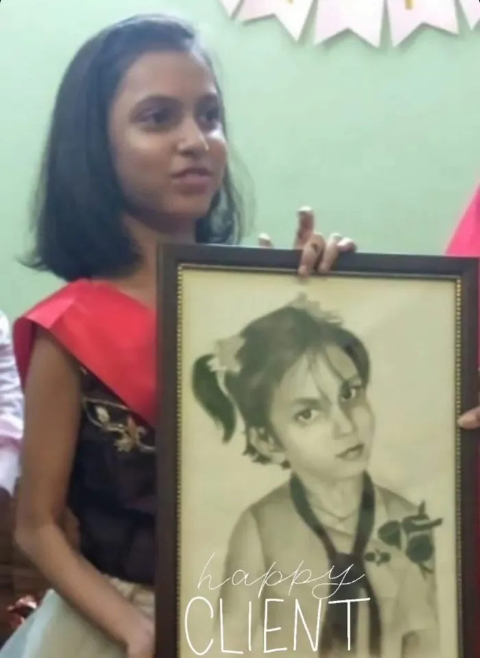 Aarti Singh Dohre with the charcoal portrait from Artshaili